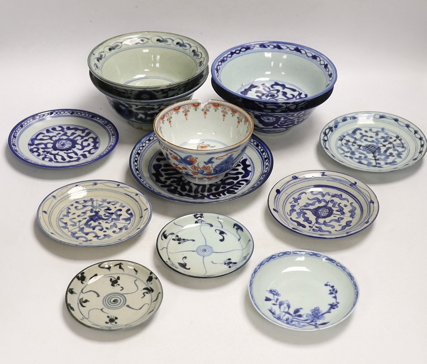 Thirteen Chinese blue and white dishes, plates and bowls, largest diameter 17.5cm